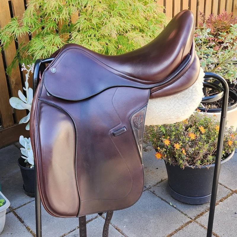DR 17" EQUILINE ELITE DRESSAE SADDLE, MEDIUM, BROWN